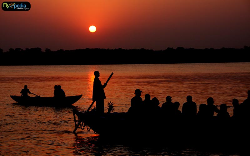 Discover the Sunrise of the Ganges through a Boat Ride